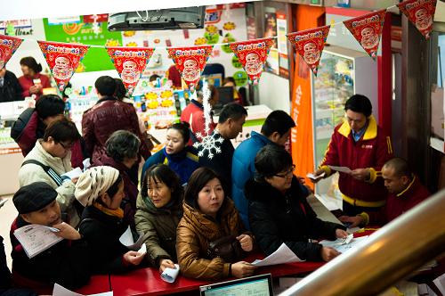 12月31日,眾多市民在北京石景山一處家電賣場(chǎng)的服務(wù)臺(tái)前排隊(duì)辦理家電“以舊換新”補(bǔ)貼手續(xù)。 當(dāng)日是家電“以舊換新”補(bǔ)貼政策的最后一天,眾多北京市民抓緊政策結(jié)束前的最后時(shí)刻購(gòu)買電器、領(lǐng)取補(bǔ)貼。 新華社記者 劉金海 攝