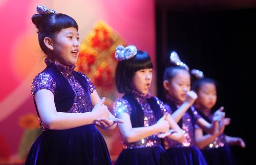 “流動(dòng)之花”綻放寒假 1月15日,在天津“流動(dòng)之花”公益營(yíng)聯(lián)歡活動(dòng)上,孩子們?cè)谂_(tái)上表演手語(yǔ)節(jié)目《陽(yáng)光總在風(fēng)雨后》。 當(dāng)日,天津“流動(dòng)之花”公益營(yíng)聯(lián)歡活動(dòng)在天津市少年宮舉行。來(lái)自天津各學(xué)校的外來(lái)務(wù)工人員子女在公益營(yíng)接受了美術(shù)、聲樂(lè)、舞蹈等方面的專業(yè)輔導(dǎo),并登上公益營(yíng)聯(lián)歡會(huì)的舞臺(tái),向家長(zhǎng)展示自己的才藝。 新華社發(fā)(劉東岳 攝)