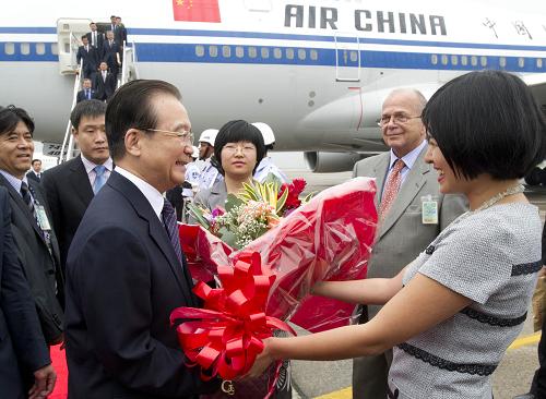當?shù)貢r間6月20日,國務院總理溫家寶乘專機抵達里約熱內(nèi)盧,出席聯(lián)合國可持續(xù)發(fā)展大會并對巴西進行正式訪問。這是中國駐巴西大使館女青年在機場向溫家寶總理獻上鮮花。新華社記者 李學仁 攝
