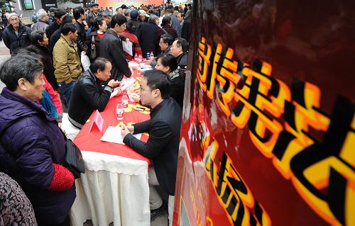 各地開展普法宣傳活動 12月4日,重慶多部門開展現(xiàn)場法律咨詢服務(wù),普及法律知識。 當(dāng)日是第十二個全國法制宣傳日,各地開展形式多樣的法制宣傳活動,通過資料發(fā)放、咨詢解答等多種形式,向市民進(jìn)行法制宣傳,提高人們知法、懂法、守法的意識。 新華社記者 李健 攝