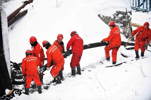 12月4日,救援人員在風(fēng)雪中維護(hù)排水管線。 記者從黑龍江省七臺河市福瑞祥煤礦“12·1”透水事故指揮部了解到,4日凌晨,救援人員在井下發(fā)現(xiàn)了3名礦工遺體,遇難者的身份還需要進(jìn)一步確認(rèn)。目前,這次透水事故已有8人升井,3人遇難,井下還有11名礦工生死不明。透水事故現(xiàn)場排水泵目前已增至6臺,礦井排水能力每小時(shí)超過400立方米,救援行動(dòng)仍在暴風(fēng)雪中全力進(jìn)行。 新華社記者 王建威 攝