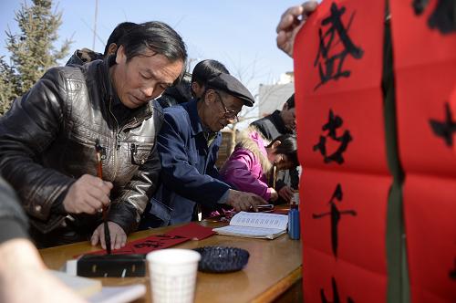 書法家們?cè)趯幭暮Th三河鎮(zhèn)紅城村為村民書寫春聯(lián)(2月5日攝)。春節(jié)前夕,寧夏海原縣文化部門組織書畫家、文藝演出團(tuán)赴基層開展文化下鄉(xiāng)活動(dòng),為農(nóng)民送文化、送演出,讓基層群眾過一個(gè)熱鬧的“文化年”。新華社記者 王鵬 攝