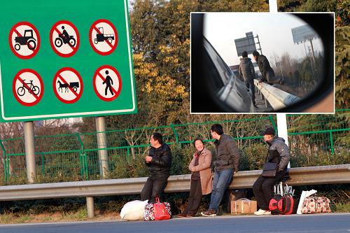 1月28日,幾名旅客在上海沿江高速路上候車,路旁的警示牌上醒目標(biāo)注著行人禁止上高速(大圖),兩名準(zhǔn)備在高速路上乘車的旅客翻越高速路護欄(小圖)。據(jù)統(tǒng)計,春運期間客流量將會突破34億人次,其中公路客運量為31億人次,和鐵路、航空相比,公路客運由于客運量巨大,因此管理難度也更大。今年的春運才剛剛開始十余天,河南、四川、甘肅、貴州四個省份先后發(fā)生特大交通事故,已經(jīng)有近50個鮮活的生命無緣2013年春節(jié),令人悲嘆!但是,淋漓的鮮血是否真正喚醒了運輸企業(yè)和社會各界的安全運輸意識?記者連日來的調(diào)查發(fā)現(xiàn),事實并非如此,就在我們的身邊,黑車上路拉客、車輛嚴(yán)重超載、高速公路停車上下客、檢查形同虛設(shè)……如此漠視運輸安全和乘客安危的事情仍然存在,公路春運亂象亟待治理。新華社記者 裴鑫 攝