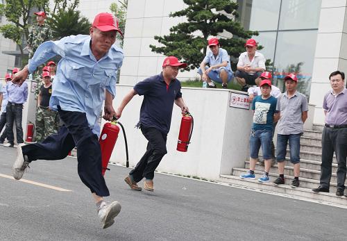 上海松江舉行消防運動會 5月29日,在上海市松江區(qū)洞涇鎮(zhèn),人們在消防運動會上參與體驗“40米干粉滅火器滅火”項目。 當日,上海市松江區(qū)在洞涇鎮(zhèn)文化中心舉行2013年消防運動會,來自區(qū)縣各地消防支隊和市民代表共15支隊伍近百人參加。據(jù)介紹,此次消防運動會包括40米干粉滅火器滅火、40米和60米接水帶等項目?;顒又荚谔岣呔用竦南榔鞑氖褂眉寄?,增強居民消防意識。 新華社發(fā)
