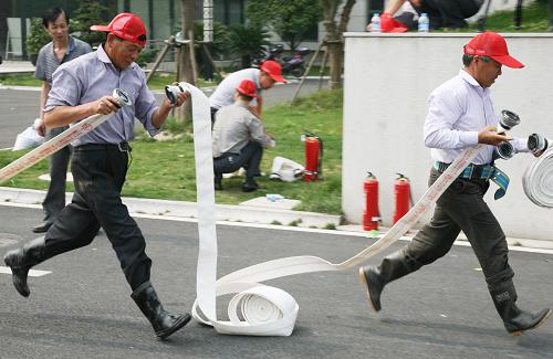 5月29日,在上海市松江區(qū)洞涇鎮(zhèn),人們在消防運動會上參加“40米接水帶”項目。 當日,上海市松江區(qū)在洞涇鎮(zhèn)文化中心舉行2013年消防運動會,來自區(qū)縣各地消防支隊和市民代表共15支隊伍近百人參加。據(jù)介紹,此次消防運動會包括40米干粉滅火器滅火、40米和60米接水帶等項目。活動旨在提高居民的消防器材使用技能,增強居民消防意識。 新華社發(fā)