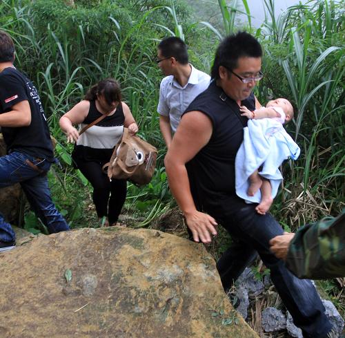 臺(tái)灣南投地震已造成3人死亡 6月2日,臺(tái)灣南投縣竹山鎮(zhèn)天梯游樂區(qū)巨石崩落,道路中斷,受困游客改走后山鄉(xiāng)道。 6月2日13時(shí)43分,臺(tái)灣南投縣發(fā)生6.7級(jí)地震。截至6月3日上午,臺(tái)灣南投地震已造成3人死亡、1人失蹤、3人重傷、17人輕傷。目前在臺(tái)灣南投縣的大陸游客共有33個(gè)團(tuán)817人(含領(lǐng)隊(duì)),尚無大陸游客傷亡情況報(bào)告。 新華社發(fā)