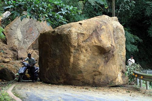 6月2日,臺(tái)灣南投縣竹山鎮(zhèn)天梯游樂區(qū)巨石崩落,道路中斷。 6月2日13時(shí)43分,臺(tái)灣南投縣發(fā)生6.7級(jí)地震。截至6月3日上午,臺(tái)灣南投地震已造成3人死亡、1人失蹤、3人重傷、17人輕傷。目前在臺(tái)灣南投縣的大陸游客共有33個(gè)團(tuán)817人(含領(lǐng)隊(duì)),尚無大陸游客傷亡情況報(bào)告。 新華社發(fā)