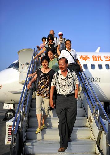 臺(tái)灣高雄至湖南張家界常態(tài)包機(jī)開通 6月3日,乘坐首班飛機(jī)由臺(tái)灣高雄飛抵湖南張家界的游客走下飛機(jī)。 當(dāng)日,臺(tái)灣立榮航空一架客機(jī)滿載153名游客,從高雄小港國際機(jī)場飛抵湖南省張家界荷花機(jī)場,標(biāo)志著高雄至張家界往返常態(tài)包機(jī)開通,包機(jī)航線班期為每周一,當(dāng)天下午14:50起飛,18:50返航。 新華社發(fā)(邵穎 攝)
