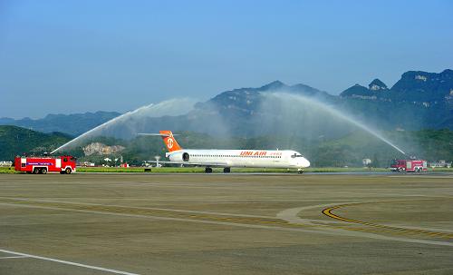 6月3日,臺(tái)灣立榮航空班機(jī)在張家界荷花機(jī)場接受“接風(fēng)洗塵”。 當(dāng)日,臺(tái)灣立榮航空一架客機(jī)滿載153名游客,從高雄小港國際機(jī)場飛抵湖南省張家界荷花機(jī)場,標(biāo)志著高雄至張家界往返常態(tài)包機(jī)開通,包機(jī)航線班期為每周一,當(dāng)天下午14:50起飛,18:50返航。 新華社發(fā)(邵穎 攝)