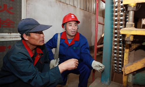 河北承德:為企業(yè)“把脈”用電安全 6月13日,國家電網(wǎng)冀北承德供電公司技術(shù)人員為一家木業(yè)有限公司工作人員講解安全用電注意事項(xiàng)。 冀北承德供電公司組織專業(yè)人員深入各鄉(xiāng)鎮(zhèn)企業(yè),重點(diǎn)對(duì)供電線路和用電設(shè)備進(jìn)行排查,消除用電安全隱患,同時(shí)現(xiàn)場(chǎng)宣傳安全用電、節(jié)約用電常識(shí),為企業(yè)安全、經(jīng)濟(jì)用電提供保障。 新華社發(fā)(潘長義 攝)