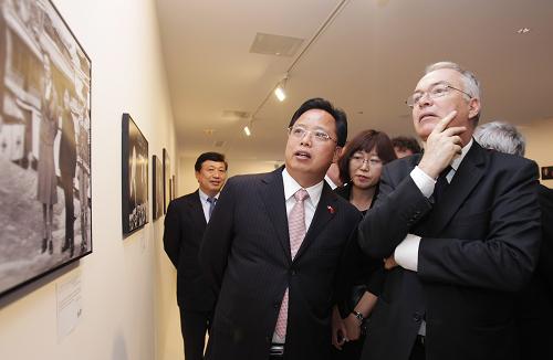 )《中法關(guān)系五十年》圖片展在巴黎開幕 6月13日,法國總統(tǒng)府外事顧問燕保羅(前右)、中國國際文化影像傳播有限公司總裁龍松林(前左)在法國巴黎新華影廊參觀《中法關(guān)系五十年》圖片展。 在慶祝中法建交50周年前夕,《中法關(guān)系五十年》圖片展13日在巴黎新華影廊揭幕,此次展覽也是巴黎新華影廊落成后的首展。法國前總統(tǒng)德斯坦、法國總統(tǒng)外事顧問燕保羅、總統(tǒng)戰(zhàn)略和亞洲事務(wù)顧問勒謝爾維、法國國民議會法中友好小組主席勒甘、法新社社長奧格、聯(lián)合國教科文組織助理總干事道維勒、中國駐法國大使館臨時代辦鄧勵、新華社歐洲總分社社長王朝文、中國國際文化影像傳播有限公司總裁龍松林等300多人參加揭幕式。 新華社記者高靜攝