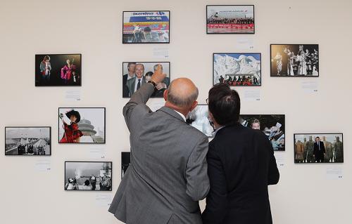 6月13日,人們在法國巴黎新華影廊參觀《中法關(guān)系五十年》圖片展。 在慶祝中法建交50周年前夕,《中法關(guān)系五十年》圖片展13日在巴黎新華影廊揭幕,此次展覽也是巴黎新華影廊落成后的首展。法國前總統(tǒng)德斯坦、法國總統(tǒng)外事顧問燕保羅、總統(tǒng)戰(zhàn)略和亞洲事務(wù)顧問勒謝爾維、法國國民議會法中友好小組主席勒甘、法新社社長奧格、聯(lián)合國教科文組織助理總干事道維勒、中國駐法國大使館臨時代辦鄧勵、新華社歐洲總分社社長王朝文、中國國際文化影像傳播有限公司總裁龍松林等300多人參加揭幕式。 新華社記者高靜攝