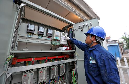 6月24日,國家電網(wǎng)山東省桓臺(tái)縣供電公司員工在對毛家村新農(nóng)村電氣化配電臺(tái)區(qū)進(jìn)行線路檢查。 近日,國家電網(wǎng)淄博供電公司大力實(shí)施新一輪農(nóng)網(wǎng)改造升級(jí)工程,按照“小容量、密布點(diǎn)、短半徑、絕緣化”的建設(shè)思路,累計(jì)投入資金7.7億元,改造中低壓線路3128千米,對990個(gè)配電臺(tái)區(qū)進(jìn)行升級(jí),大幅提高農(nóng)村供電水平,為農(nóng)村經(jīng)濟(jì)生活提供了有力保障。 新華社記者范長國攝