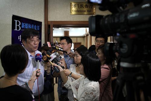 6月25日,中國社會科學(xué)院新聞與傳播研究所副所長、報告主編唐緒軍接受媒體采訪。 當(dāng)日,中國社會科學(xué)院新聞與傳播研究所、社會科學(xué)文獻出版社聯(lián)合發(fā)布新媒體藍皮書《中國新媒體發(fā)展報告(2013)》。 該報告是國內(nèi)第一部全面關(guān)注中國新媒體發(fā)展的系列年度報告,由中國社會科學(xué)院新聞與傳播研究所主持編撰,此次是第四次發(fā)布最新的新媒體調(diào)查和研究成果。此次報告提出,2012年來,移動化和融合化成為中國新媒體發(fā)展與變革的主旋律。 新華社記者 金立旺 攝