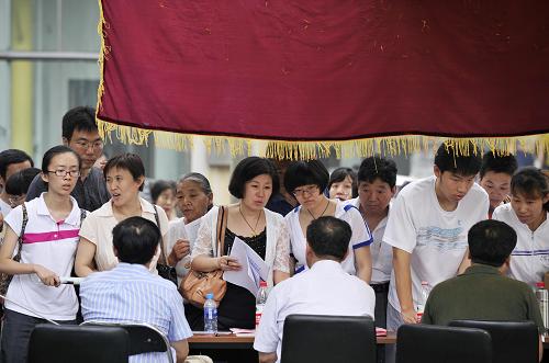 6月25日,在天津大學(xué)校園開放日中,考生和家長正在咨詢。 當(dāng)日,南開大學(xué)和天津大學(xué)舉辦校園開放日,兩所大學(xué)的各個(gè)學(xué)院設(shè)立咨詢點(diǎn),為考生和家長提供高招咨詢和志愿填報(bào)指導(dǎo)服務(wù),同時(shí)還邀請了北京大學(xué)、清華大學(xué)等50余所全國著名高校來津開展招生宣傳和咨詢。 新華社記者岳月偉攝