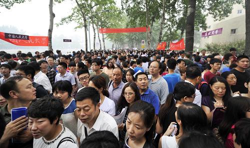 6月25日,在南開大學(xué)的校園開放日中,考生和家長人流如潮。 當(dāng)日,南開大學(xué)和天津大學(xué)舉辦校園開放日,兩所大學(xué)的各個(gè)學(xué)院設(shè)立咨詢點(diǎn),為考生和家長提供高招咨詢和志愿填報(bào)指導(dǎo)服務(wù),同時(shí)還邀請了北京大學(xué)、清華大學(xué)等50余所全國著名高校來津開展招生宣傳和咨詢。 新華社記者岳月偉攝