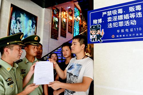福建長樂:娛樂場所實行禁毒承諾 6月25日,福建省長樂市江田鎮(zhèn)一娛樂場所經(jīng)營業(yè)主(右一)與當(dāng)?shù)剡叿琅沙鏊炗啞督矩?zé)任書》。 “國際禁毒日”前夕,福建省長樂市江田邊防派出所在轄區(qū)歌舞廳、賓館等公共娛樂服務(wù)場所開展禁毒宣傳教育活動,通過張貼警示牌,公布涉毒舉報電話,簽訂禁毒承諾書等方式,加強(qiáng)對經(jīng)營業(yè)主和從業(yè)人員的禁毒教育。 新華社記者張國俊攝
