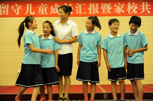 7月8日,在廣州市海珠區(qū)濱江西路的江悅酒店,來自河南省駐馬店市新蔡縣的留守兒童給在廣東打工的父母表演節(jié)目。 當(dāng)日,河南省駐馬店市新蔡縣30名留守兒童抵達(dá)廣州,與在廣東打工的父母團(tuán)聚共度暑假。據(jù)了解,該活動由河南省駐馬店市新蔡縣凱旋雙語實驗學(xué)校發(fā)起并出資,由學(xué)校老師護(hù)送留守兒童來到廣州,圓他們暑期與父母團(tuán)聚的夢想。 新華社發(fā)(趙學(xué)風(fēng) 攝)