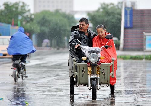 強(qiáng)降雨襲寧夏 在寧夏銀川街頭,一對父女冒雨騎行(7月9日攝)。 從7月8日夜間開始,寧夏回族自治區(qū)大部分地區(qū)遭遇強(qiáng)降雨天氣,銀川、吳忠、中衛(wèi)、固原等地有大到暴雨。山洪及地質(zhì)災(zāi)害易發(fā)區(qū)氣象風(fēng)險等級較高。 據(jù)中央氣象臺預(yù)報顯示,7月8日至11日,我國北方地區(qū)將遭遇今年最強(qiáng)降雨,部分地區(qū)可能出現(xiàn)接近或超過歷史同期(7月上旬)極值的日降雨量或過程雨量。 新華社記者 彭昭之 攝