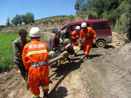 甘肅岷縣漳縣交界處6.6級(jí)地震已造成47人死亡 7月22日,在甘肅省定西市岷縣梅川鎮(zhèn)拉路村,來(lái)自岷縣的消防員在轉(zhuǎn)運(yùn)地震中受傷的老人。 甘肅省政府新聞辦22日13時(shí)30分召開(kāi)新聞發(fā)布會(huì)通報(bào)稱(chēng),截至22日12時(shí)30分,甘肅省岷縣、漳縣交界處6.6級(jí)地震已造成47人死亡。 新華社發(fā)(申輝 攝)