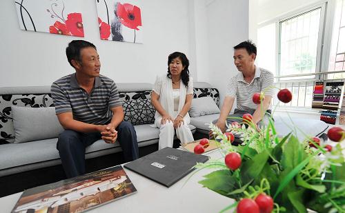 7月23日,即將搬遷至銀川市興慶區(qū)滿春新村一區(qū)的居民在看樣板房。 今年以來,為快速高效解決失地農(nóng)民的搬遷居住問題,寧夏銀川市計劃在興慶區(qū)新建康居小區(qū)12個,專門用以安置城鄉(xiāng)周邊地區(qū)的失地農(nóng)民??稻有^(qū)總規(guī)劃建筑面積300萬平方米,住宅24939套,可解決2.5萬余人的住房問題。當?shù)剡€將建設6所學校和其他配套設施。 新華社記者 彭昭之 攝