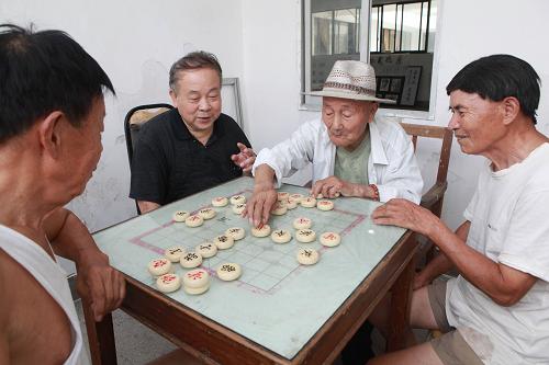 91歲的曹明金老人(右二)在社區(qū)居家養(yǎng)老服務(wù)中心與同伴下象棋(2013年7月22日攝)。 江西省九江市廬山區(qū)姑塘鎮(zhèn)化纖社區(qū)是地處鄉(xiāng)村的國有企業(yè)改制社區(qū),有60歲以上老年人820人,占居民總數(shù)的12%。2012年,該社區(qū)申報成為全國社區(qū)居家養(yǎng)老服務(wù)試點(diǎn)項(xiàng)目,為社區(qū)內(nèi)在家庭中養(yǎng)老的老人免費(fèi)提供健身康復(fù)、休閑娛樂、便餐供應(yīng)、日間照料等服務(wù),并為社區(qū)老年人不定期免費(fèi)開展健康義診,設(shè)立“綠色就醫(yī)通道”。 為更好地服務(wù)老年人,該社區(qū)成立6個老年黨支部,組建社區(qū)老年體育協(xié)會,經(jīng)常性組織老年體育健身活動。目前,江西省九江市積極探索社區(qū)居家養(yǎng)老模式,已建成社區(qū)居家養(yǎng)老機(jī)構(gòu)29家,服務(wù)社區(qū)老年人數(shù)達(dá)2萬,受到了老年人的歡迎,成為“沒有圍墻的敬老院”。 新華社發(fā)(張海巖 攝)