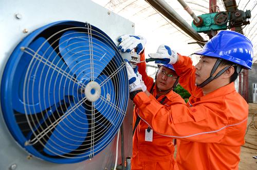 9月17日,在一家休閑采摘園里,國家電網(wǎng)威海供電公司的工作人員將原本違規(guī)放置的電閘固定在安全位置。 隨著中秋假期的臨近,山東省威海市鄉(xiāng)村游進(jìn)入旺季,為保障市民在安全的環(huán)境中享受采摘樂趣,國家電網(wǎng)威海供電公司組織黨員服務(wù)隊深入市區(qū)周邊休閑采摘園,排查用電安全隱患。 新華社記者 郭緒雷 攝