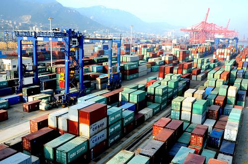 2014年外貿(mào)將保持穩(wěn)定增長勢頭 江蘇連云港港新東方集裝箱碼頭出口外貿(mào)堆場堆滿了等待裝船的出口貨物(2013年10月10日攝)。 據(jù)商務(wù)部最新發(fā)布的《中國對外貿(mào)易形勢報告》預(yù)測,2014年中國外貿(mào)發(fā)展的國內(nèi)外環(huán)境可能略好于2013年,2014年外貿(mào)將穩(wěn)定增長,但面臨的困難和風(fēng)險依然較多,國際市場需求總體偏弱,各國產(chǎn)業(yè)間競爭日益激烈,貿(mào)易摩擦形勢依然嚴(yán)峻。對于今年走勢,商務(wù)部在報告中再次強(qiáng)調(diào),四季度進(jìn)出口將保持穩(wěn)定增長態(tài)勢,全年中國出口占全球貿(mào)易份額有望繼續(xù)小幅提升。 新華社發(fā)(王春 攝)