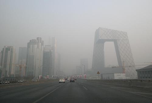 12月24日,北京東三環(huán)附近的建筑籠罩在霧霾中。 當(dāng)日,北京再遭霧霾侵襲。據(jù)中央氣象臺(tái)預(yù)報(bào),當(dāng)天白天到夜間,河北中南部、北京南部、天津、山西南部、山東北部、河南北部、陜西關(guān)中、江蘇中北部等地空氣污染氣象條件達(dá)4~5級(jí),局地可達(dá)6級(jí),不利于空氣中污染物擴(kuò)散,上述大部地區(qū)有中度霾,部分地區(qū)有重度霾。 新華社記者 羅曉光 攝