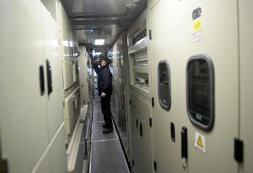 1月24日,蘭州鐵路局蘭西機務(wù)段工人對和諧3D型機車進行上線前的最后檢查。 今年春運期間,由中國北車集團大連機車車輛有限公司研制的首批和諧3D型客運電力機車正式投入運營。這個型號的機車最高時速160公里,牽引載客量是動車組的6倍,可以牽引20節(jié)旅客列車,一次最多可輸送3000名旅客,在沒有開通高鐵的地方也能讓旅客實現(xiàn)快捷出行。據(jù)了解,大連機輛公司已向鐵路提供了首批40臺和諧3D型客運電力機車,配屬沈陽、西安、武漢和蘭州鐵路局,并在春運期間全部上線。 新華社記者 聶建江 攝