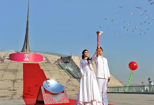 12月3日,采火使者阿迪蘭(左)和周嘉威成功采集亞殘運(yùn)會(huì)火種后展示火炬。當(dāng)日,廣州2010年亞洲殘疾人運(yùn)動(dòng)會(huì)火種采集儀式在北京中華世紀(jì)壇舉行。兩名采火使者分別是來自新疆特殊教育職業(yè)中學(xué)的學(xué)生阿迪蘭和廣州亞運(yùn)會(huì)三枚金牌得主游泳名將周嘉威。 新華社記者劉大偉攝