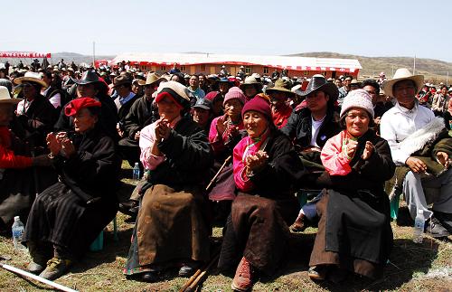 四川阿壩州紅原縣群眾正在參加“阿壩州扶貧開(kāi)發(fā)和綜合防治大骨節(jié)病”試點(diǎn)啟動(dòng)儀式(2008年5月6日攝)。新華社發(fā)