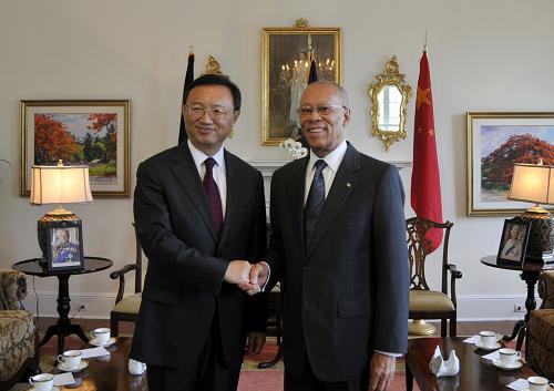 10月21日,中國外交部長楊潔篪(左)在巴哈馬首都拿騷會見巴哈馬總督??怂埂?新華社發(fā)
