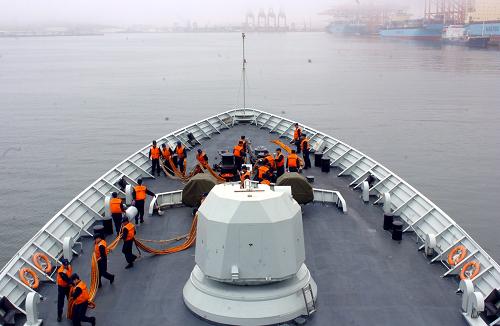 中國(guó)海軍第三批護(hù)航編隊(duì)首次靠港進(jìn)行休整 8月14日,中國(guó)海軍第三批護(hù)航編隊(duì)“舟山”號(hào)導(dǎo)彈護(hù)衛(wèi)艦駛?cè)氚⒙娜R港開始休整。這是自7月16日從浙江舟山啟航以來,中國(guó)海軍第三批護(hù)航編隊(duì)首次靠港休整。 新華社記者郭剛攝