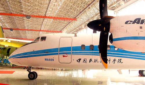 這是12月17日交付的新舟600飛機前機身。當(dāng)日,我國自主研制的新型渦槳支線客機新舟600在西安交付首家用戶——中國民航飛行學(xué)院。新舟600飛機是在中航工業(yè)西飛國際的民機主產(chǎn)品新舟60的基礎(chǔ)上發(fā)展而來的,通過結(jié)構(gòu)改進(jìn)、綜合航電改進(jìn)、內(nèi)裝飾改進(jìn)、增加跨海飛行能力等創(chuàng)新和改進(jìn),新舟600現(xiàn)已達(dá)到國際渦槳先進(jìn)飛機的性能水平。新華社記者 毛海峰 攝