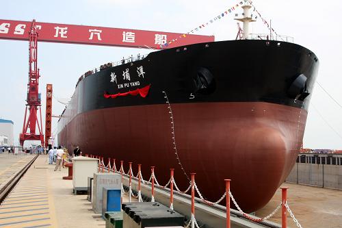 6月19日,擁有我國獨(dú)立知識產(chǎn)權(quán)的30.8萬載重噸超大型原油船“新埔洋”號,在廣州南沙珠江出海口中國船舶工業(yè)集團(tuán)公司龍穴造船基地出塢,結(jié)束了我國華南地區(qū)不能建造10萬噸以上大型船舶的歷史。 新華社記者 張毅 攝