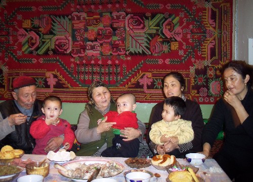 2004年1月3日,阿尼帕和丈夫阿比包與孩子們在一起。 7月的新疆阿勒泰草原上鮮花盛開,新疆首屆十大杰出母親阿尼帕含辛茹苦收養(yǎng)漢、回、維吾爾、哈薩克4個民族10個孤兒的事跡傳遍了天山南北。加上自己親生的9個兒女,70歲的阿尼帕老人和她這個民族團(tuán)結(jié)的大家庭,已有維吾爾、漢、回、哈薩克、塔塔爾、烏茲別克6個民族的180多口人,他們的故事感動了2000多萬新疆各族人民。 新華社記者徐軍峰攝
