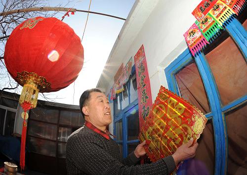 2月13日,一位大連市民正在往窗戶(hù)上貼“福”字。當(dāng)日是農(nóng)歷大年三十,人們掛春聯(lián)、貼福字、吃餃子,喜氣洋洋過(guò)大年。新華社記者 李鋼 攝