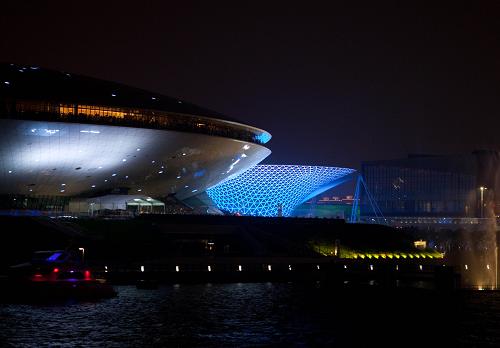 5月23日,上海黃浦江兩岸燈光璀璨,夜色迷人。美輪美奐的世博園和浦江夜景,吸引著眾多中外游客。