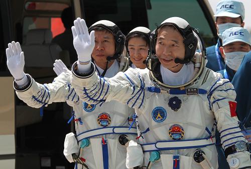 神九乘組航天員景海鵬、劉旺、劉洋在發(fā)射場(chǎng)參加聯(lián)合演練(6月12日攝)。新華社記者王建民攝