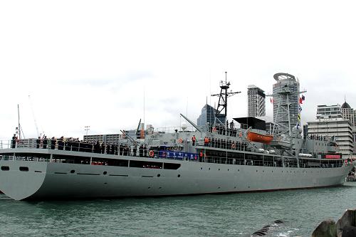 9月11日,中國海軍出訪及遠航訓練編隊抵達新西蘭最大城市奧克蘭,對新西蘭進行友好訪問。 當日,由“鄭和”號遠洋訓練艦和“綿陽”號導彈護衛(wèi)艦組成的中國海軍出訪及遠航訓練編隊抵達新西蘭最大城市奧克蘭,開始對新西蘭進行為期4天的友好訪問。這是中新兩國建交以來,中國海軍艦艇編隊第四次訪問新西蘭。新華社記者劉潔秋攝