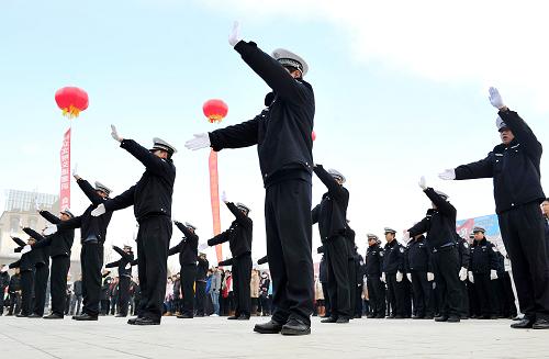 寧夏銀川舉行交通安全日宣傳活動(dòng) 12月2日,在寧夏回族自治區(qū)銀川市街頭,寧夏交警總隊(duì)的交警們現(xiàn)場(chǎng)演示交通指揮手勢(shì)。 當(dāng)日是首個(gè)“全國(guó)交通安全日”。寧夏銀川舉行“交通安全宣傳走上街頭”活動(dòng),來自寧夏交警總隊(duì)的交警們現(xiàn)場(chǎng)演示交通指揮手勢(shì),并向司機(jī)分發(fā)交通安全出行標(biāo)志。同時(shí)通過交通知識(shí)競(jìng)猜、展板和宣傳手冊(cè)等方式向市民宣傳安全出行的重要性。 新華社記著 彭昭之 攝