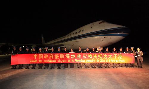 1月17日,在海地太子港,中方人員在機(jī)場迎接來自中國的地震救援物資。當(dāng)?shù)貢r(shí)間當(dāng)日凌晨4點(diǎn)11分,中國政府援助海地地震災(zāi)區(qū)的物資抵達(dá)太子港,這批物資重約90噸,價(jià)值人民幣1300余萬元,包括20余萬份藥品、1000頂帳篷、240套便攜式應(yīng)急燈、2套水凈化設(shè)備、1250公斤食品和飲用水、4080件單衣等。新華社記者 邢廣利 攝