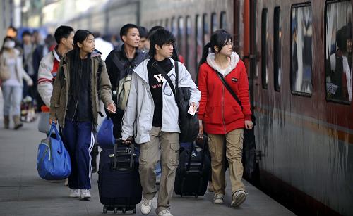 1月16日,學(xué)生們準(zhǔn)備登車。當(dāng)日上午9時30分,廣鐵今年首趟學(xué)生專列L7695次列車準(zhǔn)點從廣州東站出發(fā),發(fā)往汕頭。1400多名來自廣州大學(xué)、華南師范大學(xué)、仲愷農(nóng)學(xué)院等13所廣州院校的學(xué)生乘坐此次列車返鄉(xiāng)。記者從廣鐵集團(tuán)有關(guān)部門獲悉,從1月16日起至26日,廣鐵集團(tuán)將開行18趟學(xué)生專列,并采取多項舉措方便學(xué)生購票。新華社記者 陳曄華 攝