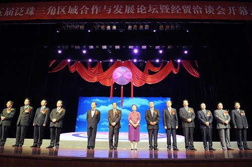 6月9日,第五屆泛珠三角區(qū)域合作與發(fā)展論壇暨經貿洽談會在廣西南寧開幕。第五屆“泛珠論壇”暨經貿洽談會為期5天,將舉辦高層論壇、行政首長聯(lián)席會議、泛珠三角區(qū)域合作與發(fā)展論壇5周年紀念會、行業(yè)專題論壇磋商會議、經貿展覽、投資合作項目簽約、投資推介與項目洽談會等核心活動。 新華社記者 周華 攝