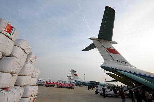 1月31日,在河北石家莊正定國際機場,工作人員將救援物資裝機。當日,中國政府向蒙古國政府提供的人道主義援助物資在河北石家莊正定國際機場由空軍某部的三架軍用運輸機運往蒙古。為幫助蒙古國政府克服30年來罕見的雪災(zāi)困難,中國政府向蒙古國提供了便攜式發(fā)電機、棉被、大米等一批緊急人道主義物資援助。新華社記者 金良快 攝