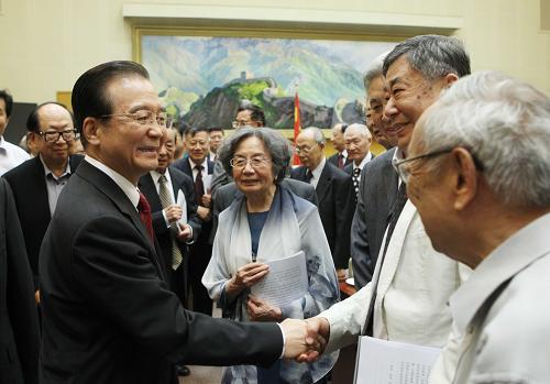 6月15日,中共中央政治局常委、國(guó)務(wù)院總理溫家寶在北京中南海向新聘任的國(guó)務(wù)院參事和中央文史研究館館員頒發(fā)聘書,并同參事、館員座談。這是座談結(jié)束后,溫家寶與參事、館員親切握手交談。新華社記者 劉衛(wèi)兵 攝
