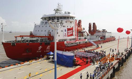 9月20日,“雪龍”號極地科學考察船停泊在中國極地考察國內基地碼頭。 當日,中國第四次北極科學考察隊出色完成科學考察任務,乘坐“雪龍”號極地科學考察船載譽凱旋,順利返回位于上海浦東的中國極地考察國內基地碼頭。 中國第四次北極科學考察歷時82天,是我國歷次北極考察時間最長的一次。“雪龍”號極地科學考察船總航行12000多海里,最北到達北緯88度26分,創(chuàng)造了中國航海史上新紀錄。 新華社記者裴鑫攝