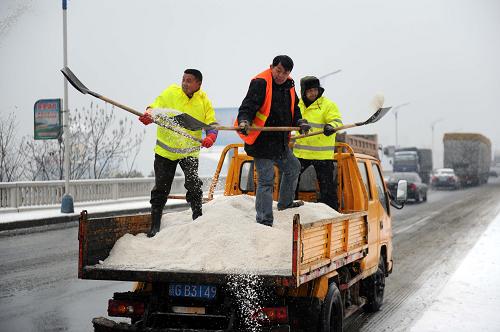 全力保通暢 1月18日,九江長(zhǎng)江大橋(公路橋)管理局工作人員在向橋面灑鹽融雪。 當(dāng)日,大雪突襲江西九江,九江長(zhǎng)江大橋(公路橋)管理局采取積極措施防止大橋橋面打滑,確保大橋暢通和車(chē)輛行駛安全,并在橋南增設(shè)2個(gè)、橋北增設(shè)1個(gè)常規(guī)收費(fèi)車(chē)道,最大限度提高通行能力。九江長(zhǎng)江大橋是連接鄂贛皖三省的交通大動(dòng)脈。 新華社記者周科攝