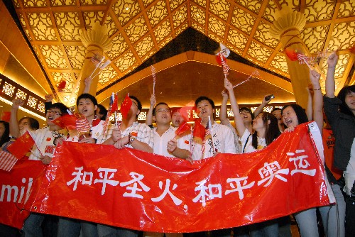 4月20日,在馬來(lái)西亞的中國(guó)留學(xué)生手舉橫幅,熱烈歡迎奧運(yùn)圣火的到來(lái)。當(dāng)天,北京奧運(yùn)圣火抵達(dá)馬來(lái)西亞首都吉隆坡。 新華社發(fā)(張紋綜攝)